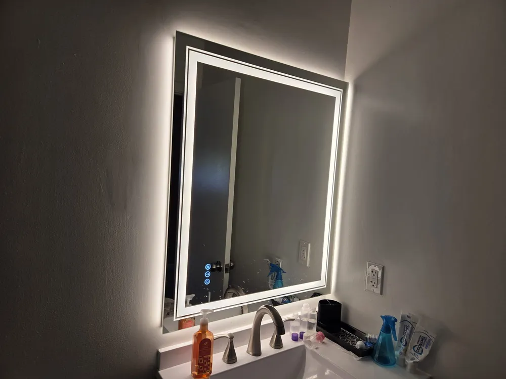 Lavabo de baño moderno con tocador y espejo LED retroiluminado