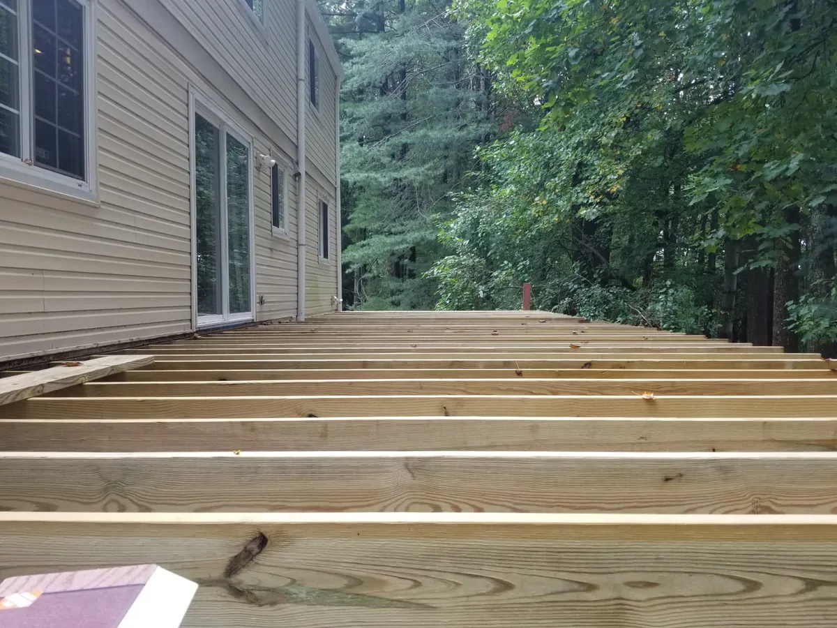 Estructura de madera para terraza residencial en construcción junto al revestimiento