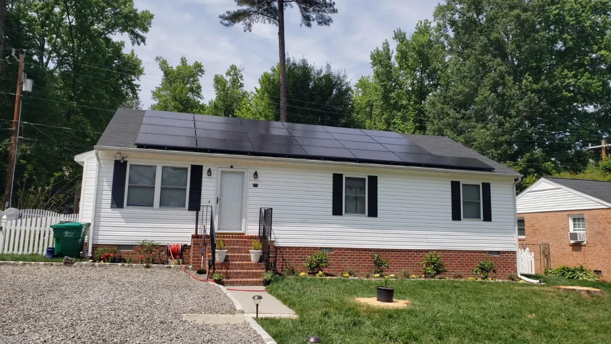 Casa unifamiliar con paneles solares modernos instalados en el techo